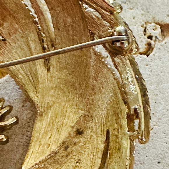 Monet Pin/Brooch Gold Tone Swirl Feather Rope Large 2.5x2” - Picture 11 of 11